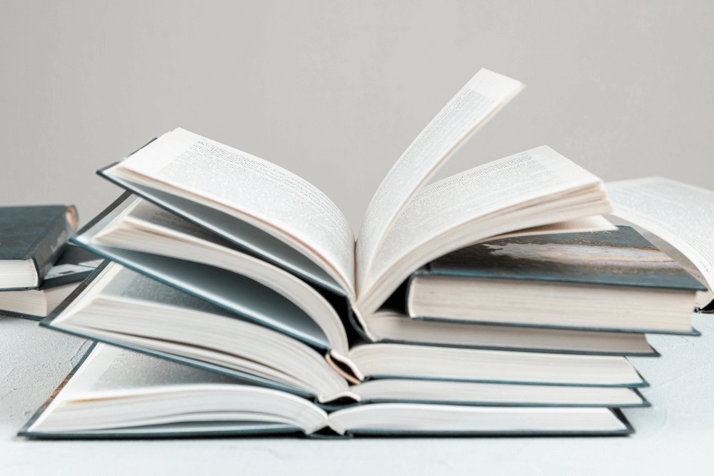 Стопки книг и монет